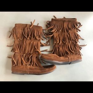 🏠 Moving Sale 📦 EUC Minnetonka Fringe Boot
